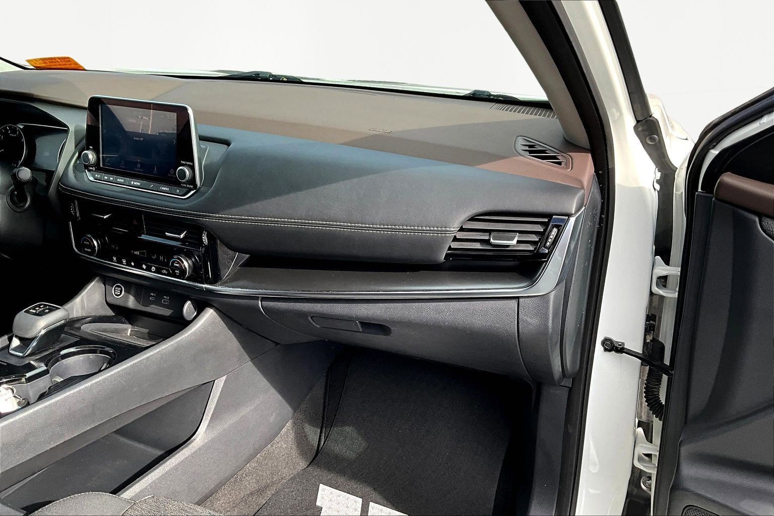 Used 2023 Nissan Rogue SV image 28