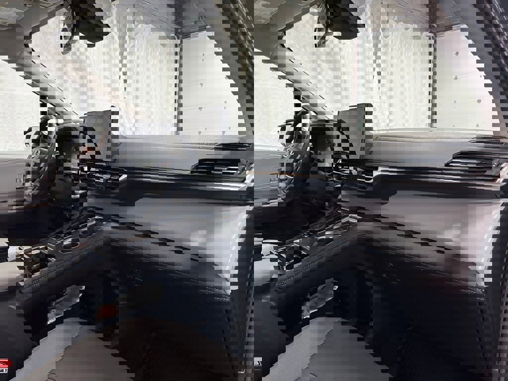 Used 2025 Toyota Sienna XLE image 65