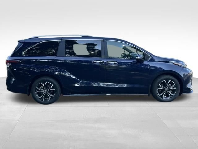 Used 2025 Toyota Sienna Platinum AWD/4WD image 6