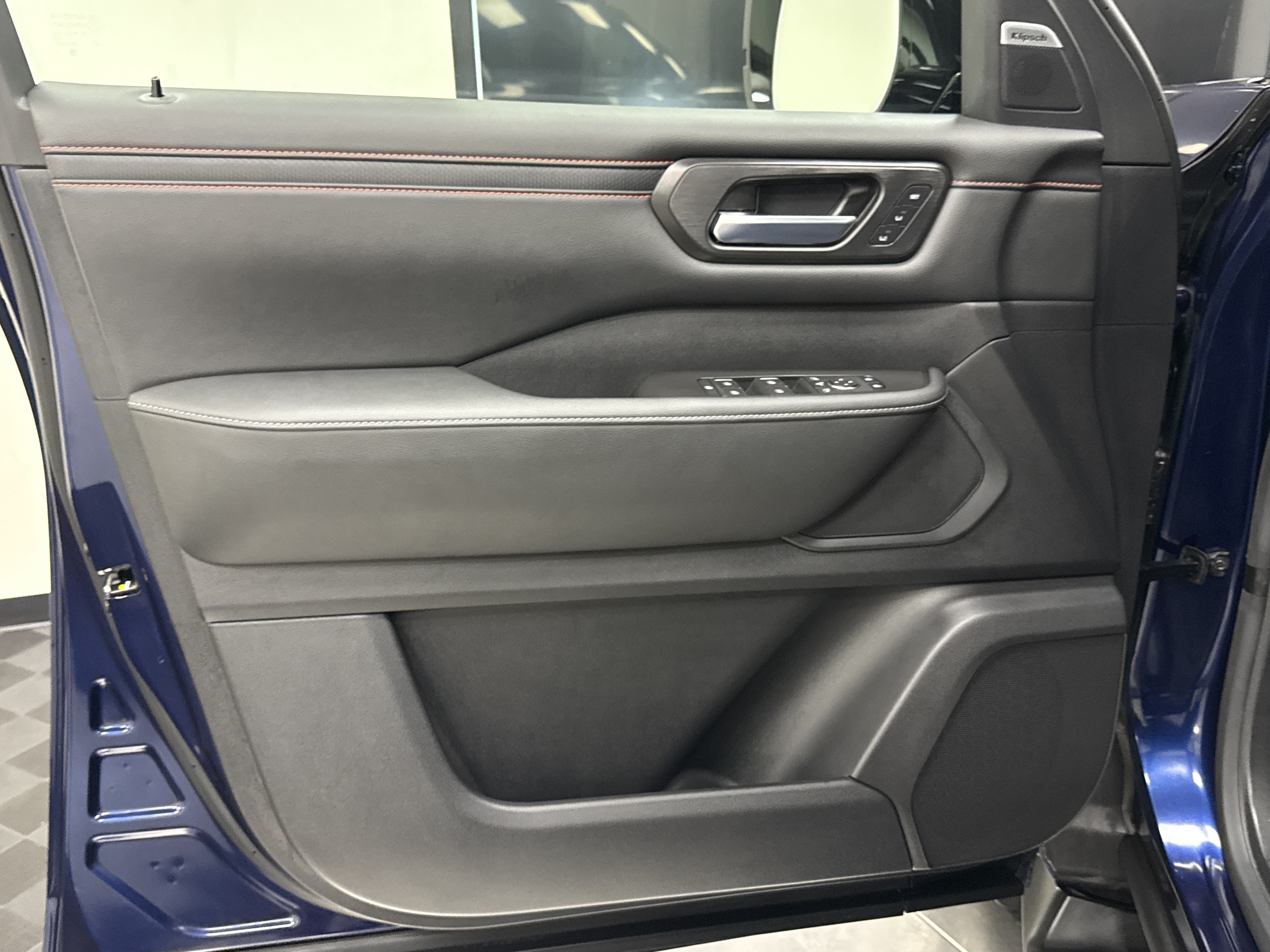 Used 2026 Nissan Armada PRO-4X w/ Captain's Chari Seat Package AWD/4WD image 10