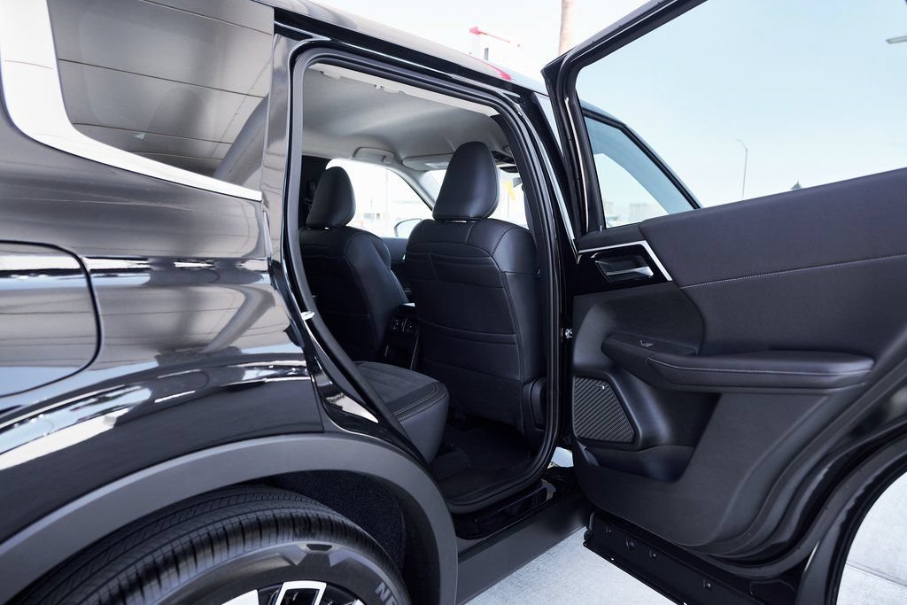 Used 2025 Mitsubishi Outlander SE FWD image 14
