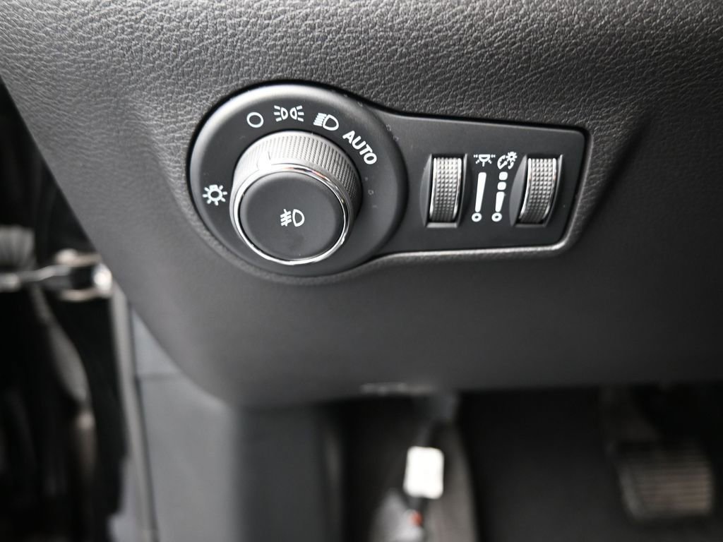 Used 2024 Jeep Compass Latitude image 30