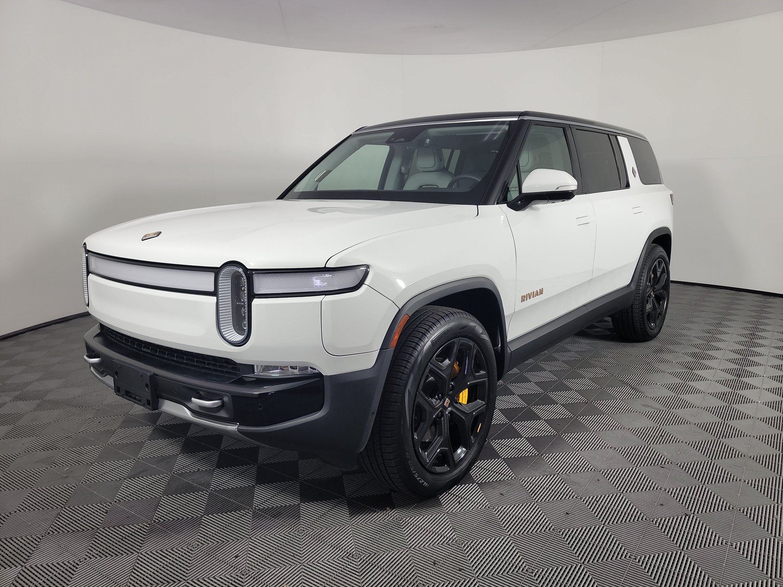 Used 2024 Rivian R1S Adventure AWD/4WD image 1