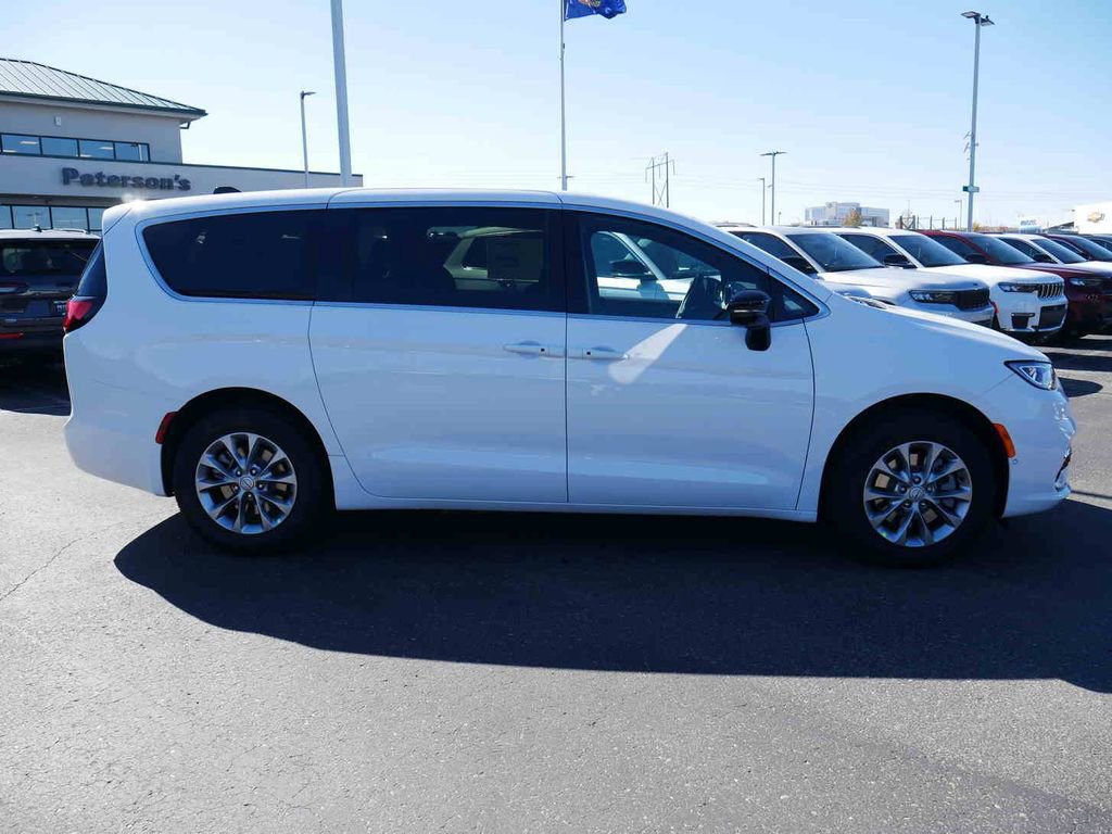 New 2026 Chrysler Pacifica Select image 18