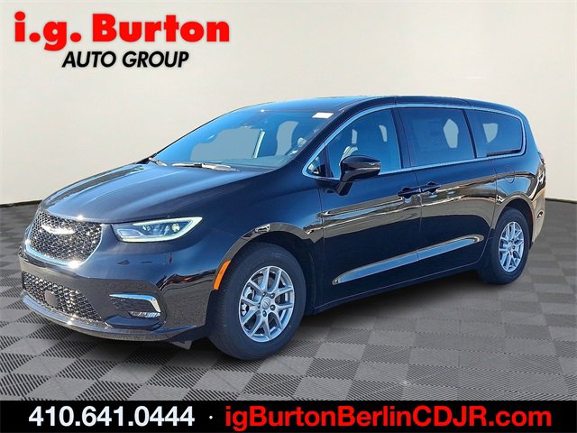 New 2026 Chrysler Pacifica Select image 2