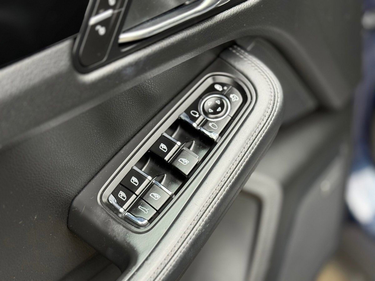Used 2015 Porsche Macan S AWD/4WD image 13