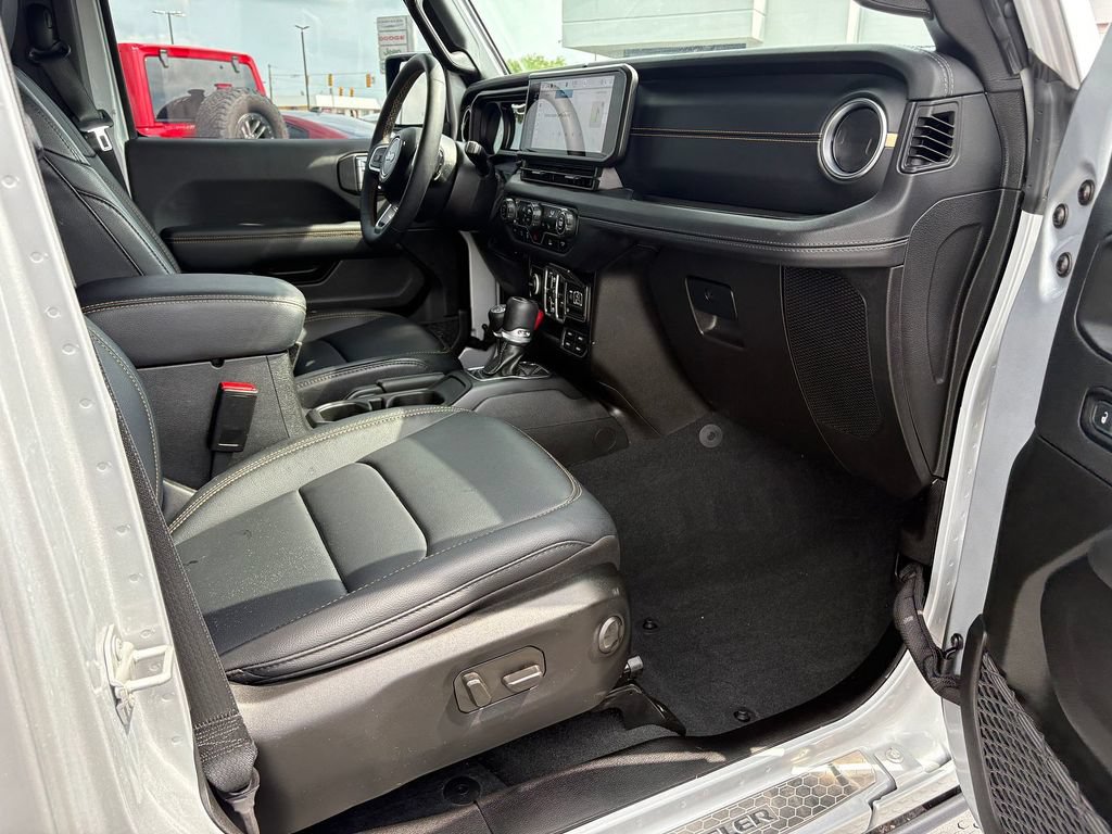 Used 2024 Jeep Wrangler Unlimited Sahara w/ Technology Group AWD/4WD image 10