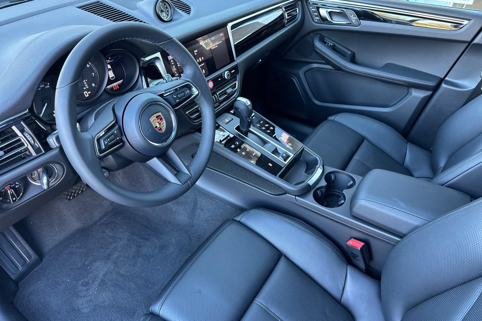 New 2026 Porsche Macan AWD/4WD image 4