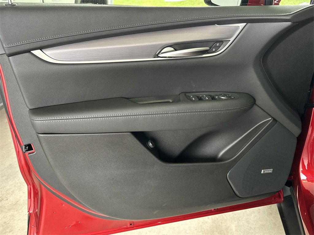 New 2025 Cadillac XT5 Luxury image 8