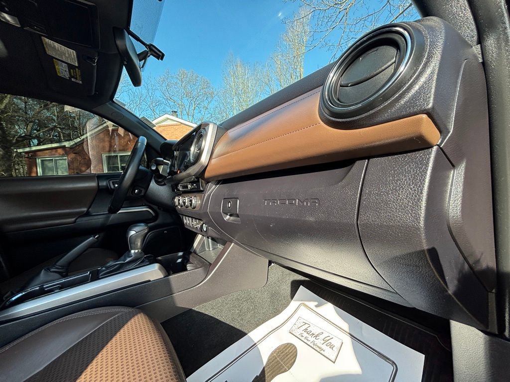 Used 2016 Toyota Tacoma Limited w/ Exterior Package image 17