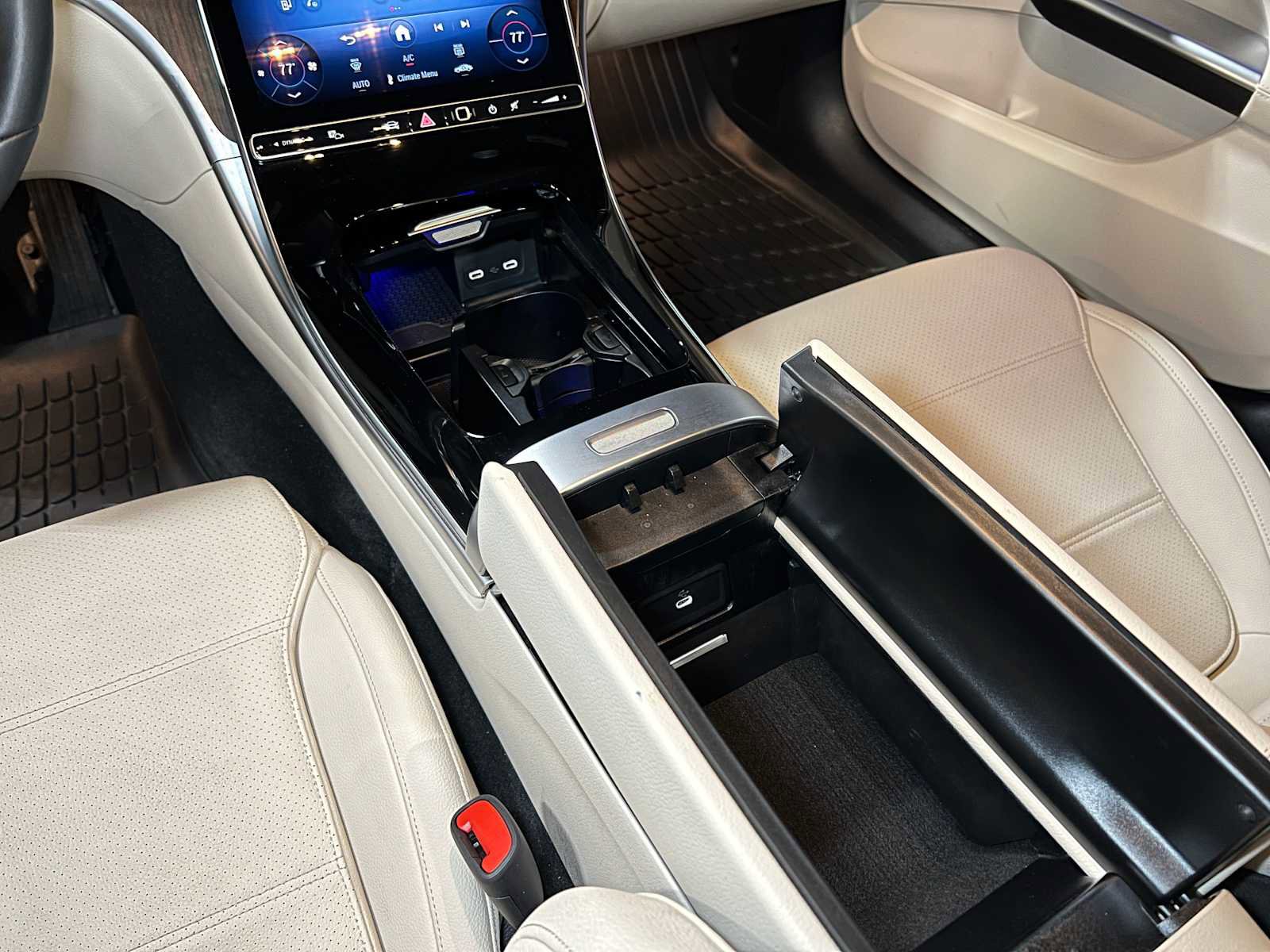 Used 2025 Mercedes-Benz C 300 4MATIC Sedan image 32