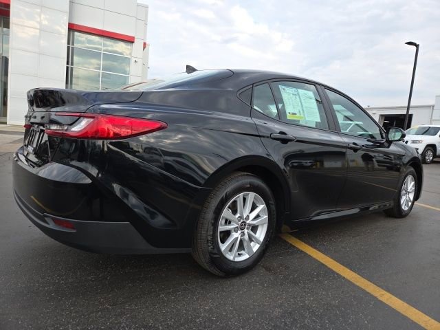 Used 2025 Toyota Camry LE image 7