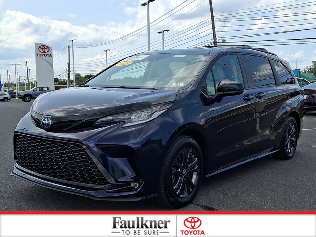 Certified 2025 Toyota Sienna XSE w/ XSE Plus Package AWD/4WD image 3