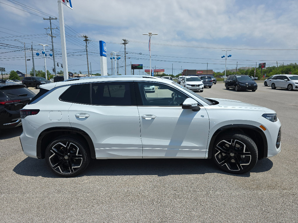 Used 2025 Volkswagen Tiguan SEL R-Line AWD/4WD image 7