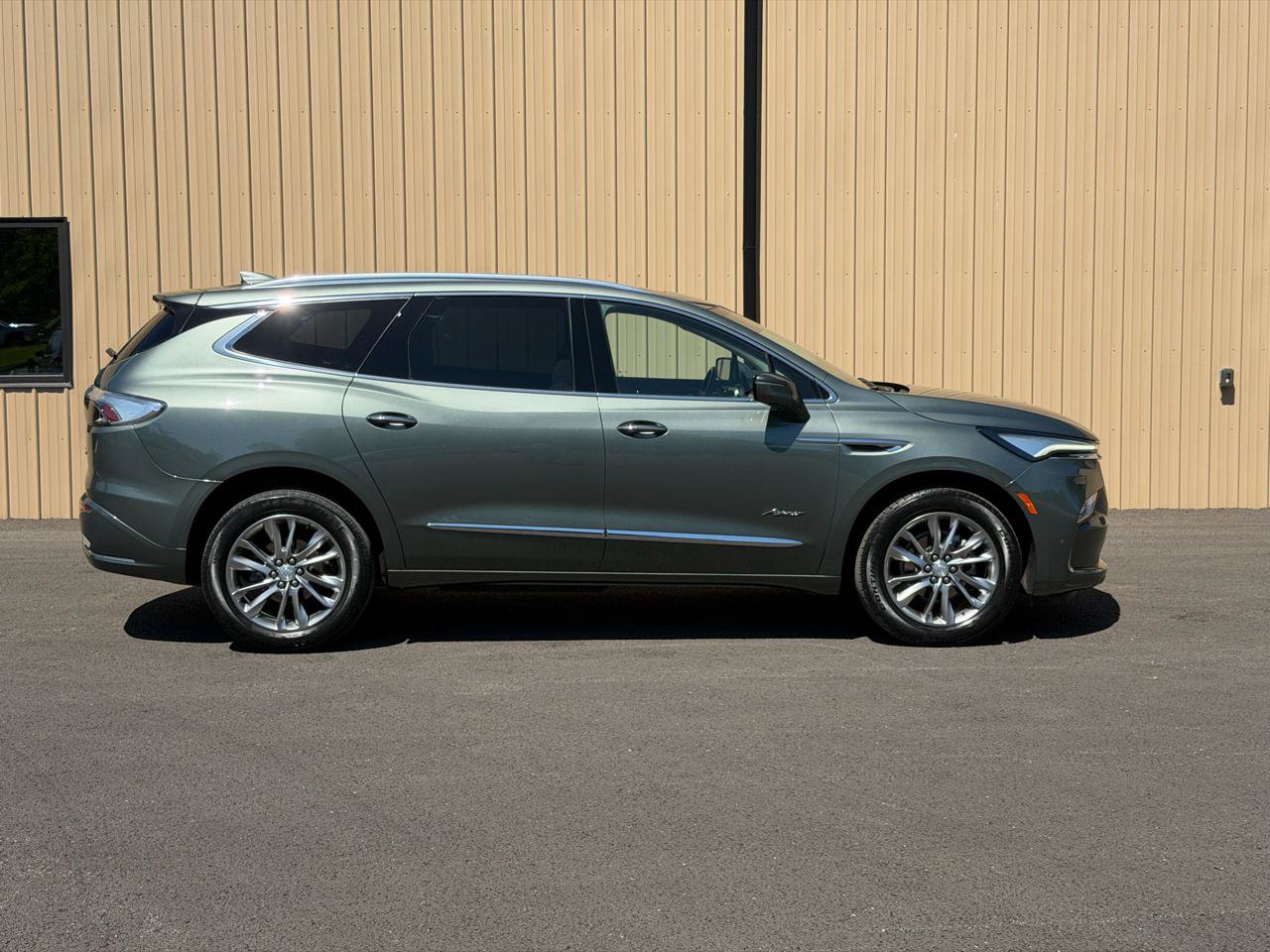 Used 2022 Buick Enclave Avenir w/ Avenir Technology Package FWD image 3