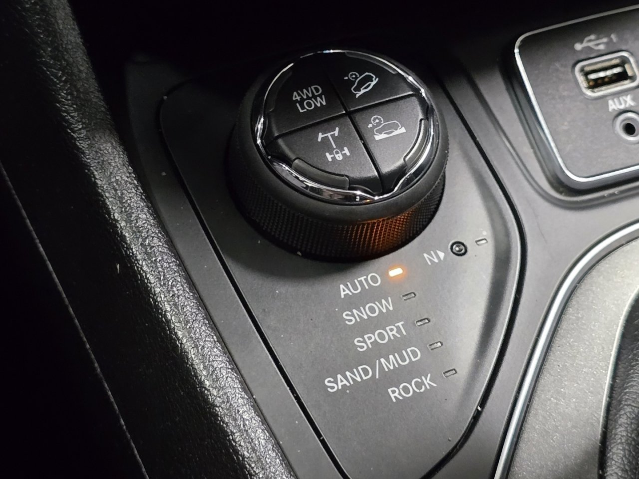Used 2020 Jeep Cherokee Trailhawk AWD/4WD image 5