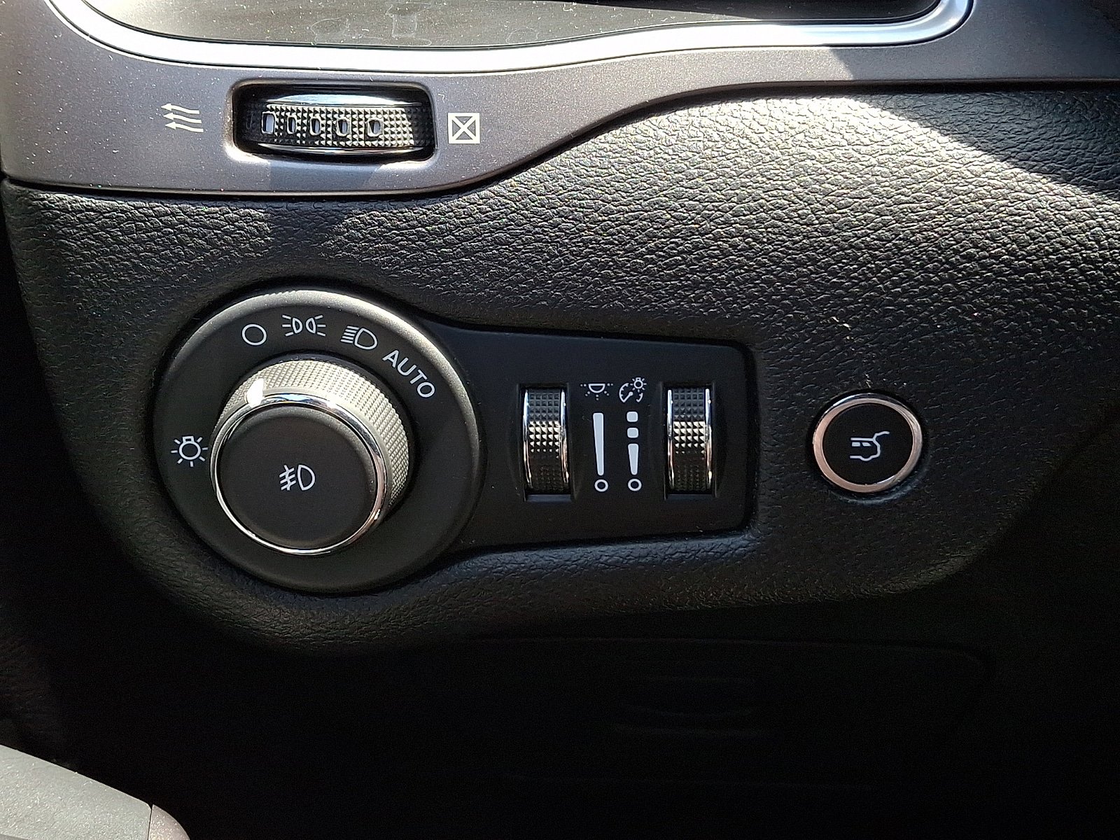 Used 2021 Jeep Cherokee Latitude Lux w/ Comfort/Convenience Group AWD/4WD image 22