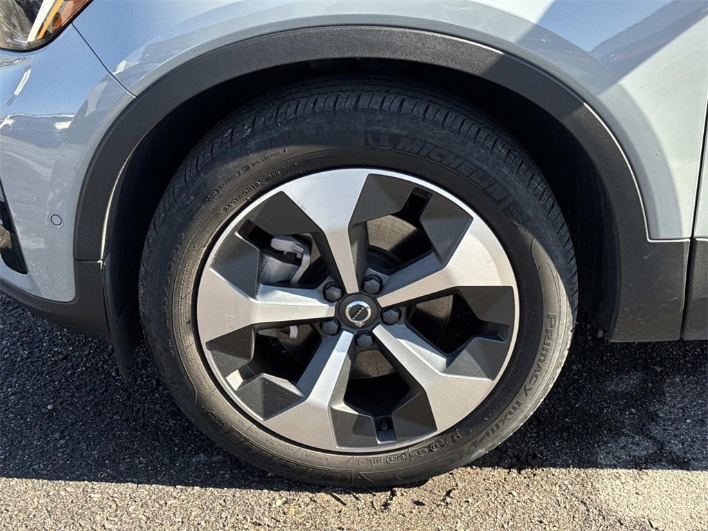 Used 2024 Volvo XC40 B5 Plus image 7