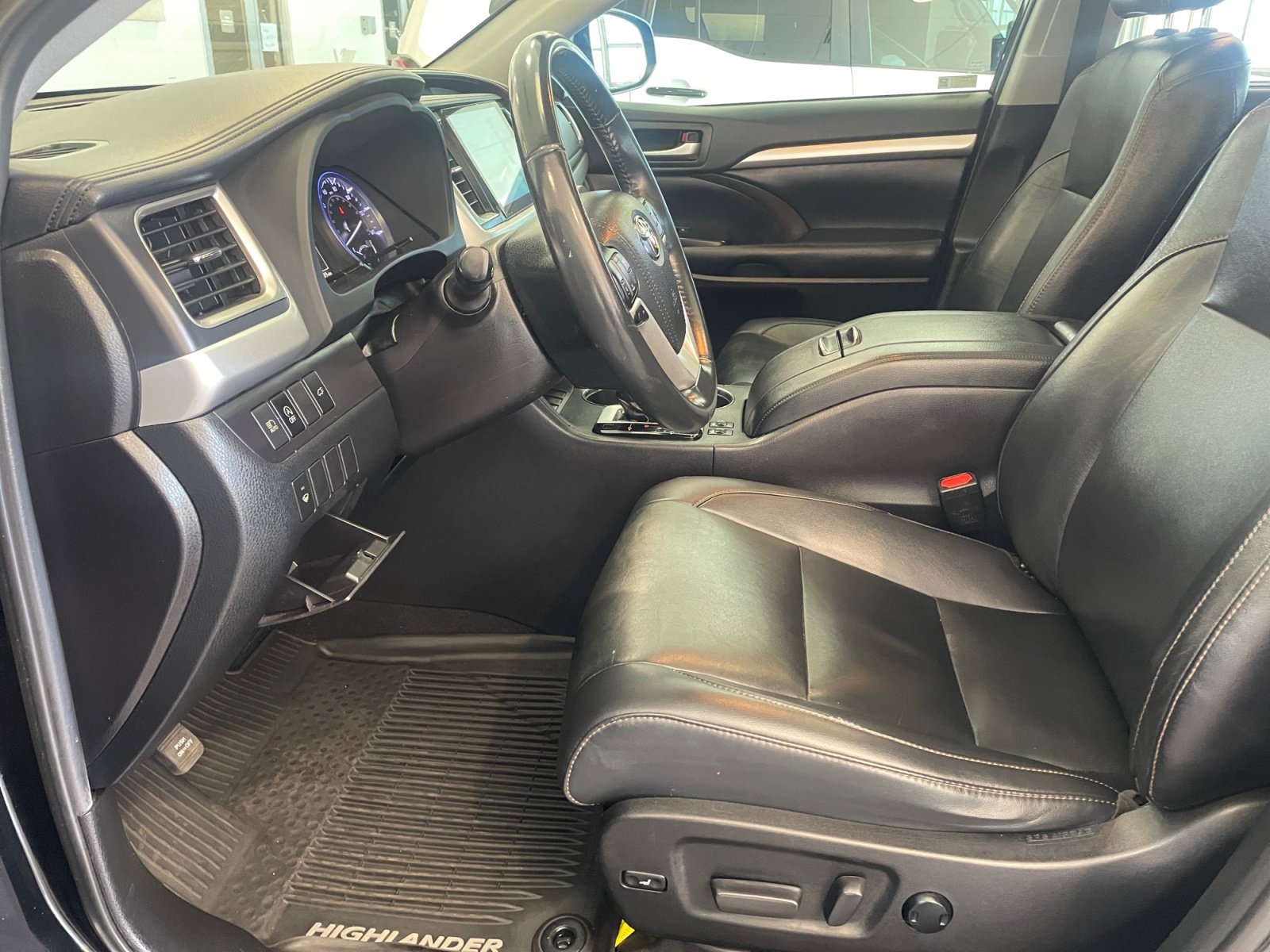 Used 2019 Toyota Highlander XLE FWD image 14