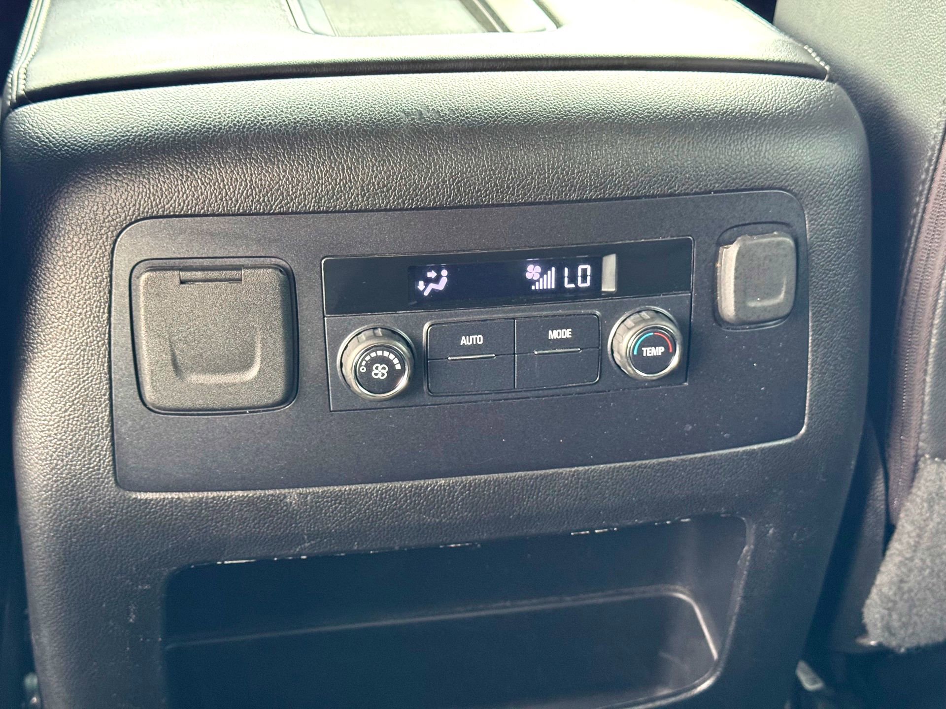 Used 2018 Chevrolet Suburban LT image 23