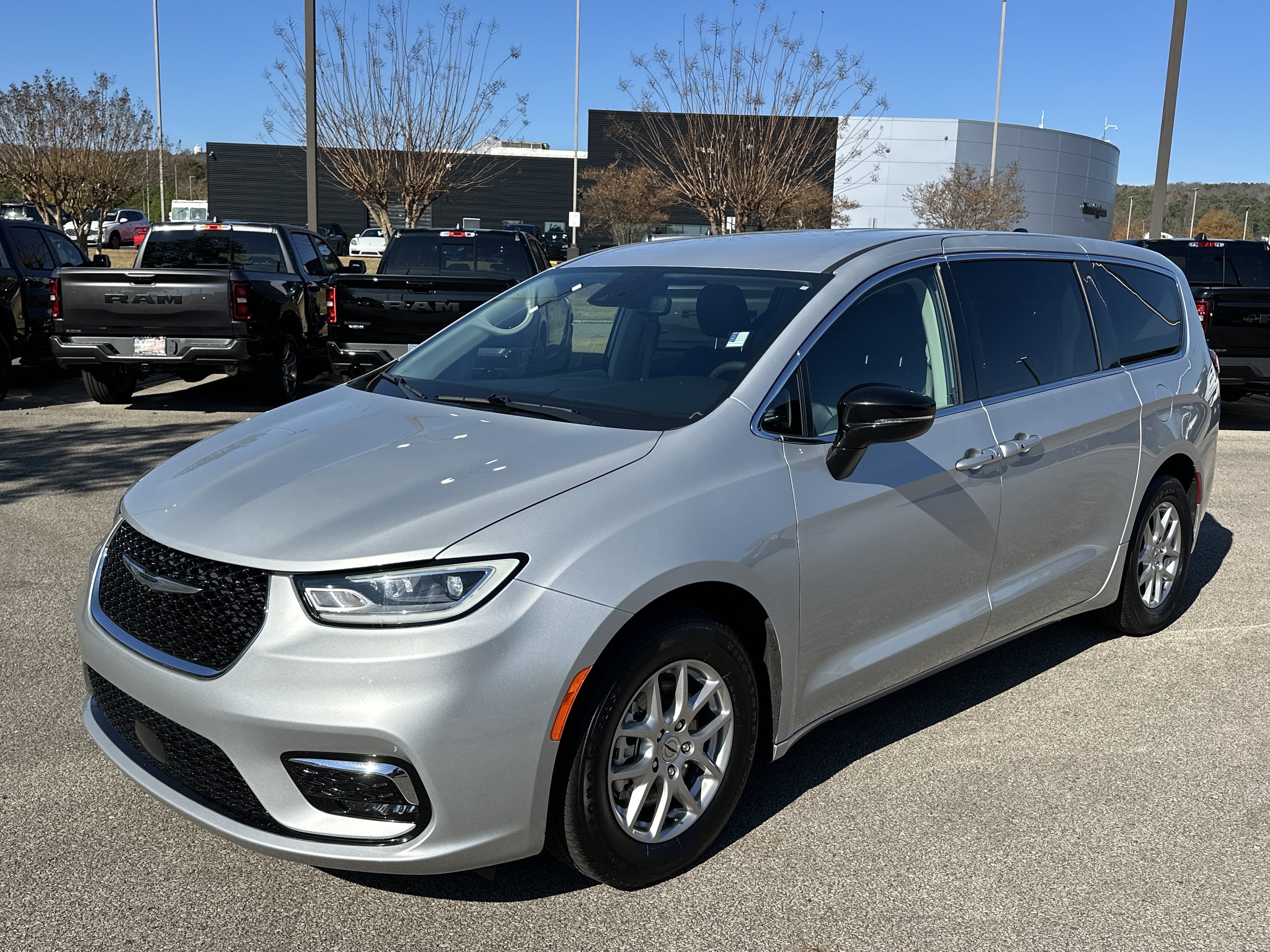 Used 2024 Chrysler Pacifica Touring-L image 3