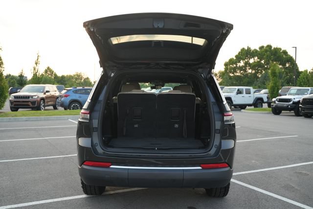 Used 2023 Jeep Grand Cherokee L Limited w/ Luxury Tech Group II RWD image 17