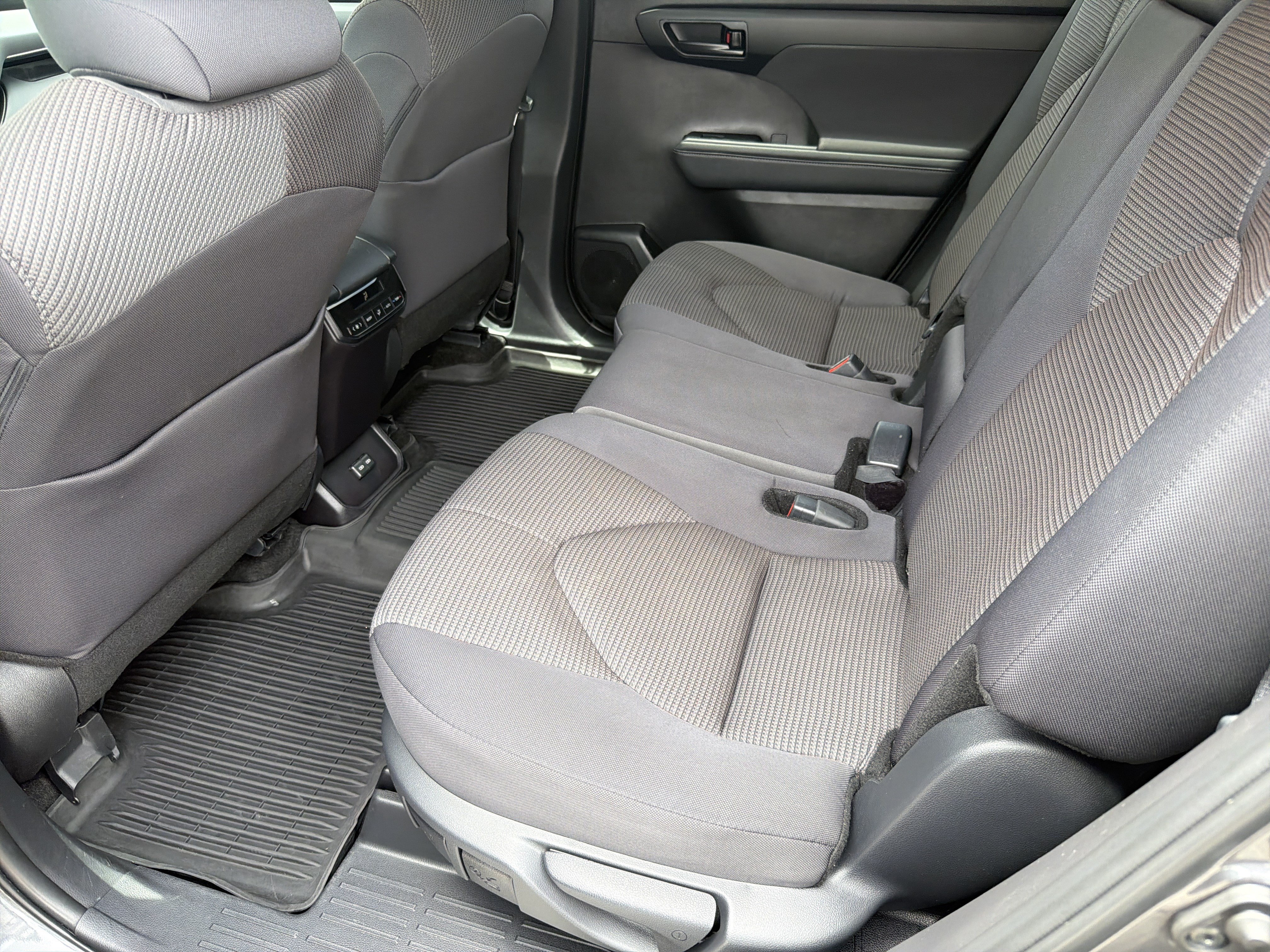 Certified 2025 Toyota Highlander LE FWD image 30