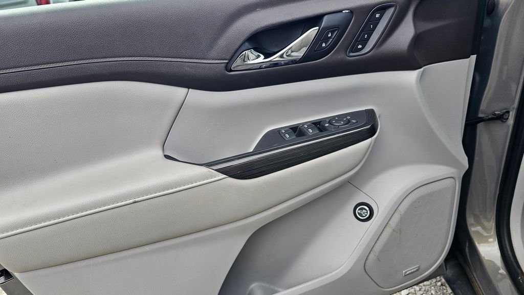 Used 2019 GMC Acadia SLT w/ LPO, Floor Liner Package image 9