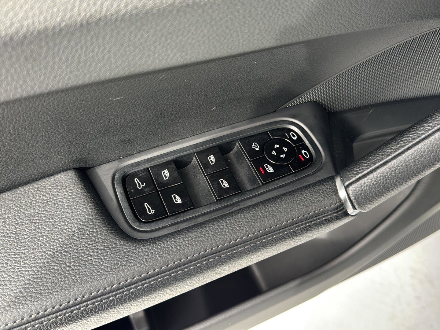 Used 2021 Porsche Cayenne Coupe image 30