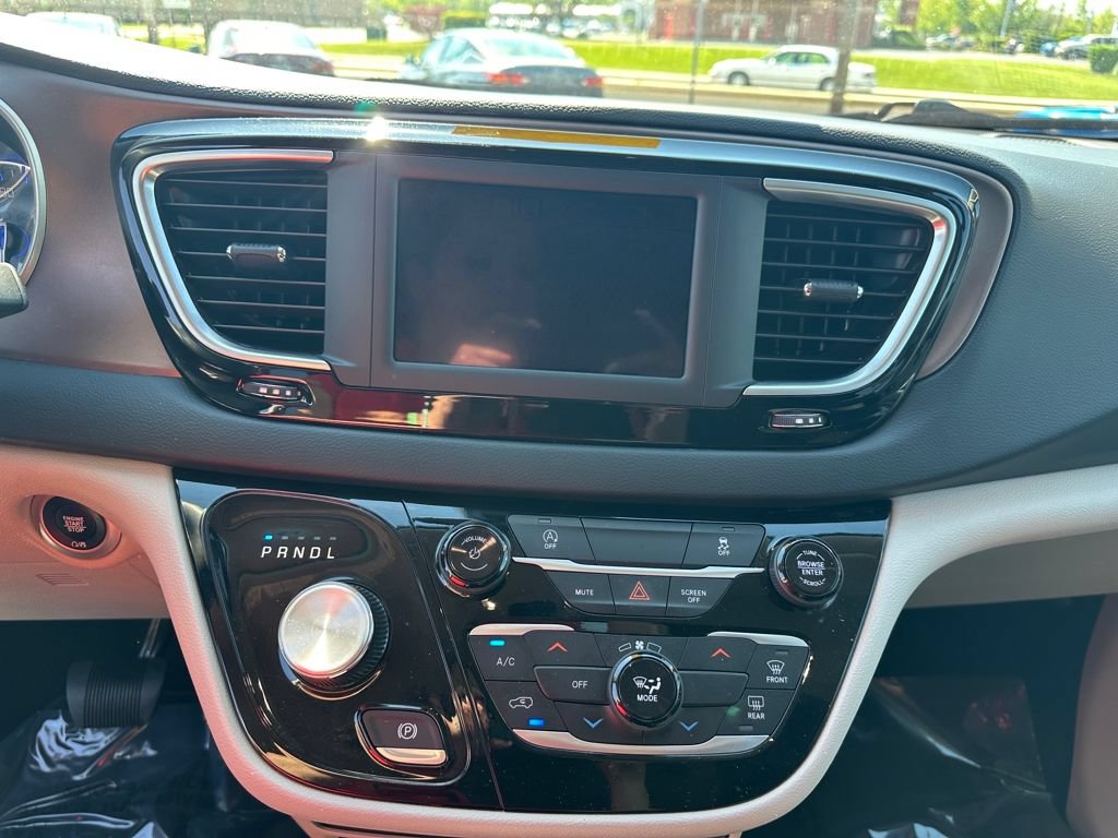 Used 2023 Chrysler Voyager LX FWD image 22