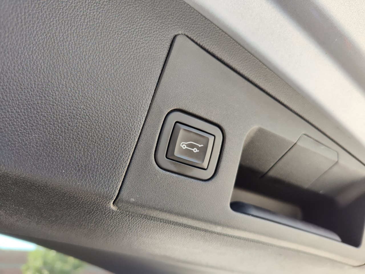 Used 2018 Cadillac XT5 Luxury w/ Driver Awareness Package image 8