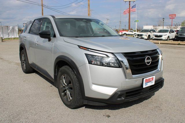 Used 2023 Nissan Pathfinder S image 3
