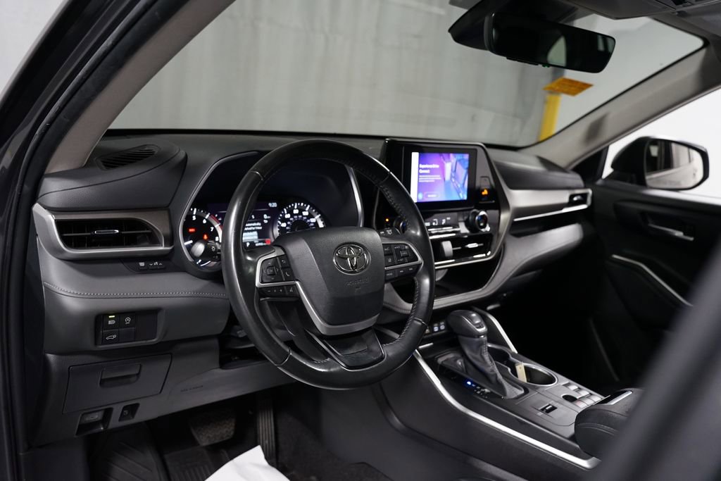 Certified 2024 Toyota Highlander XLE image 11