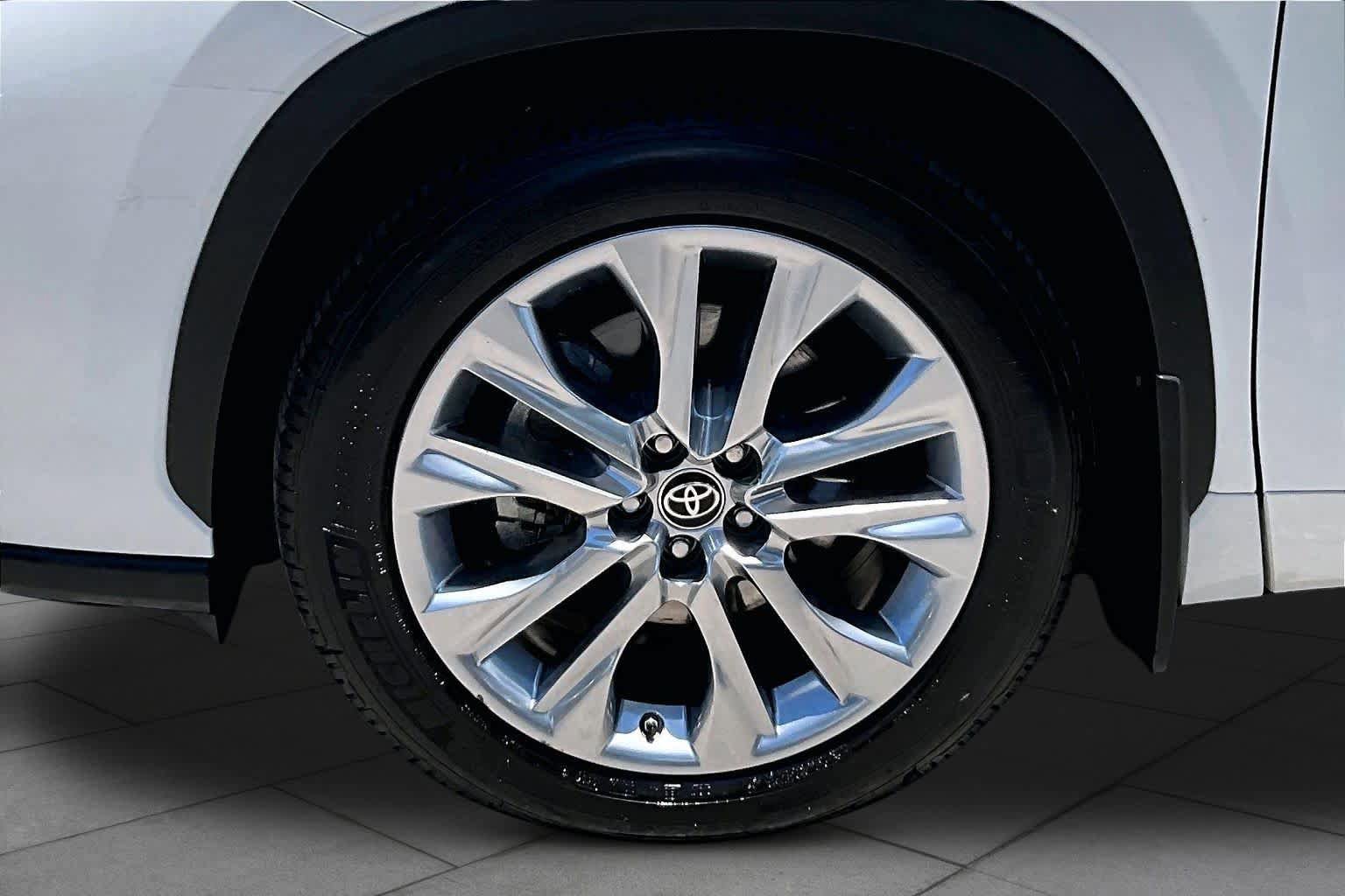 Used 2022 Toyota Highlander Limited AWD/4WD image 11