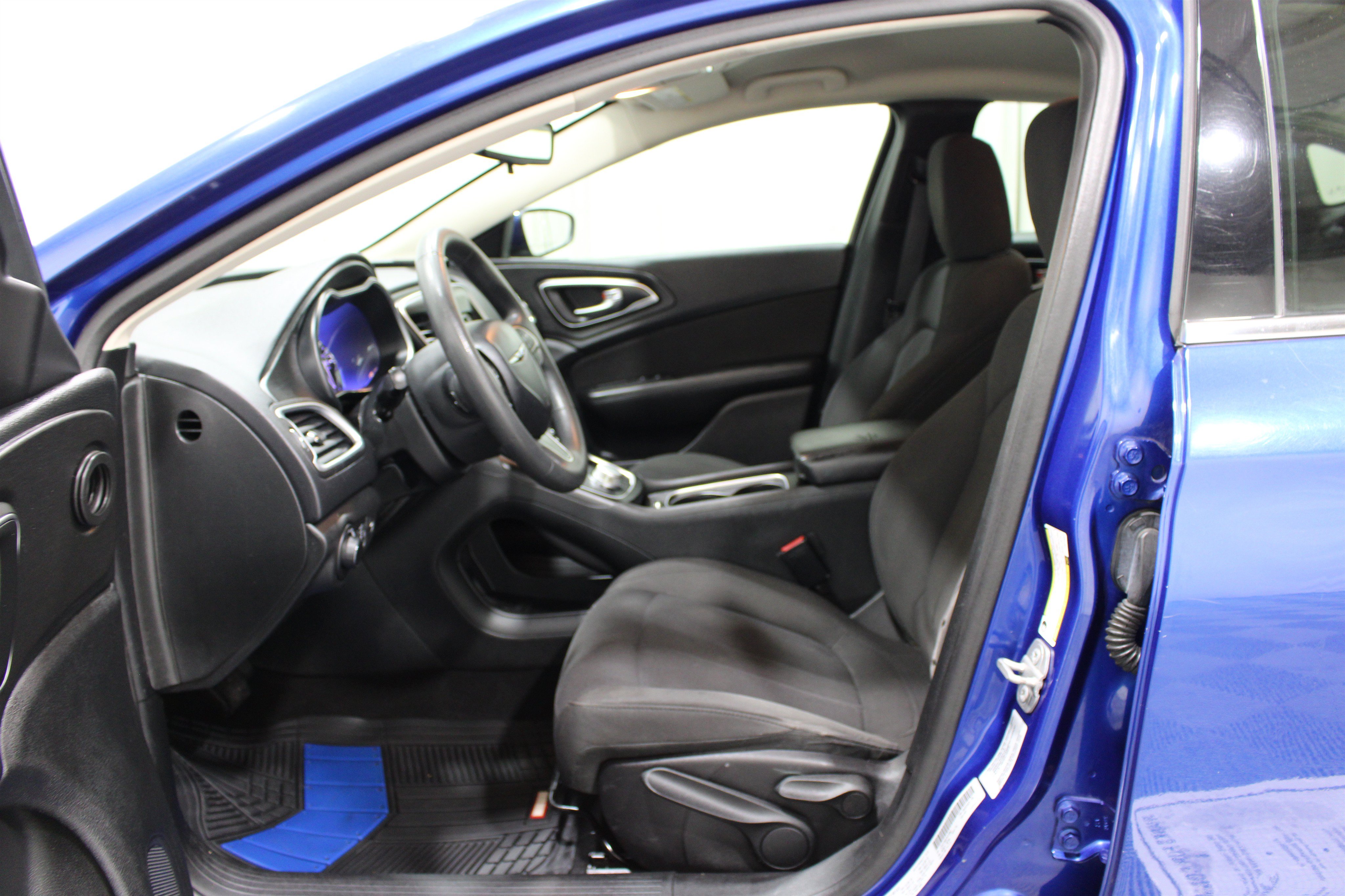 Used 2015 Chrysler 200 Limited FWD image 3