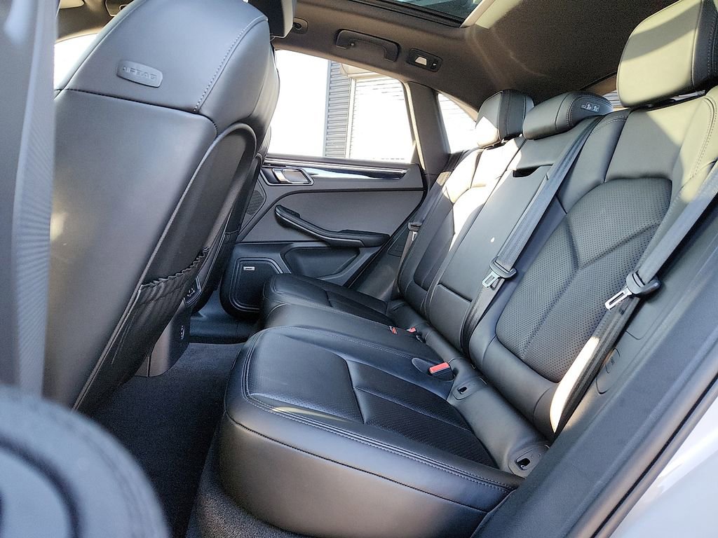 Certified 2025 Porsche Macan image 12