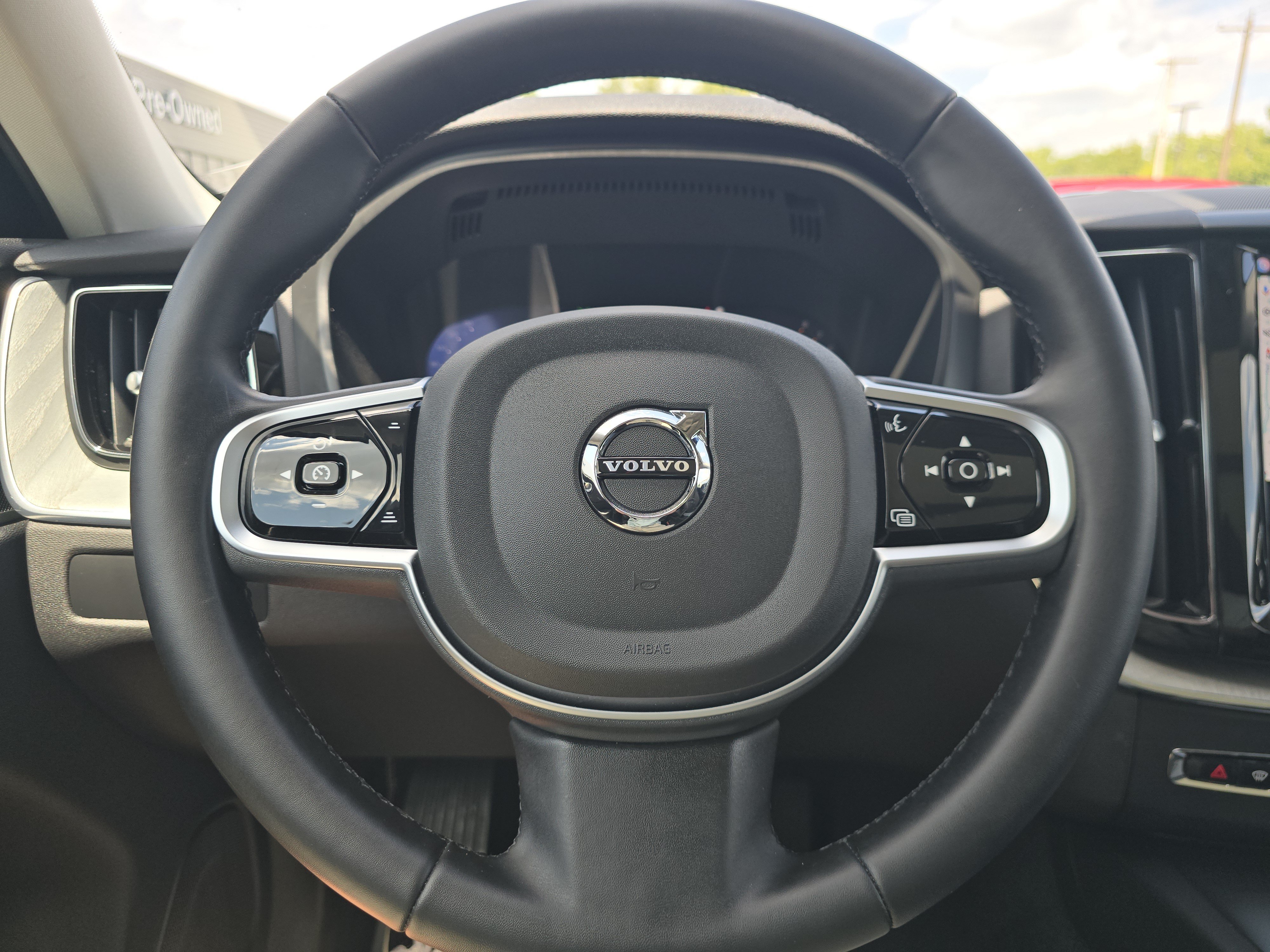 Used 2025 Volvo XC60 B5 Plus AWD/4WD image 23
