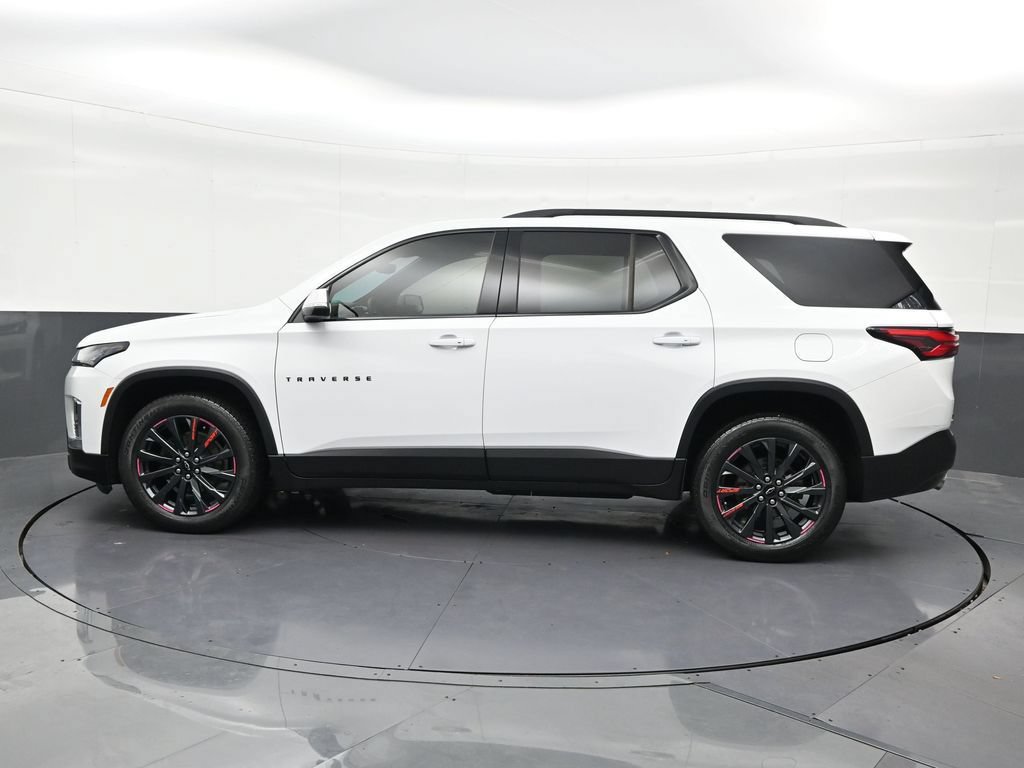 Used 2024 Chevrolet Traverse RS FWD image 2