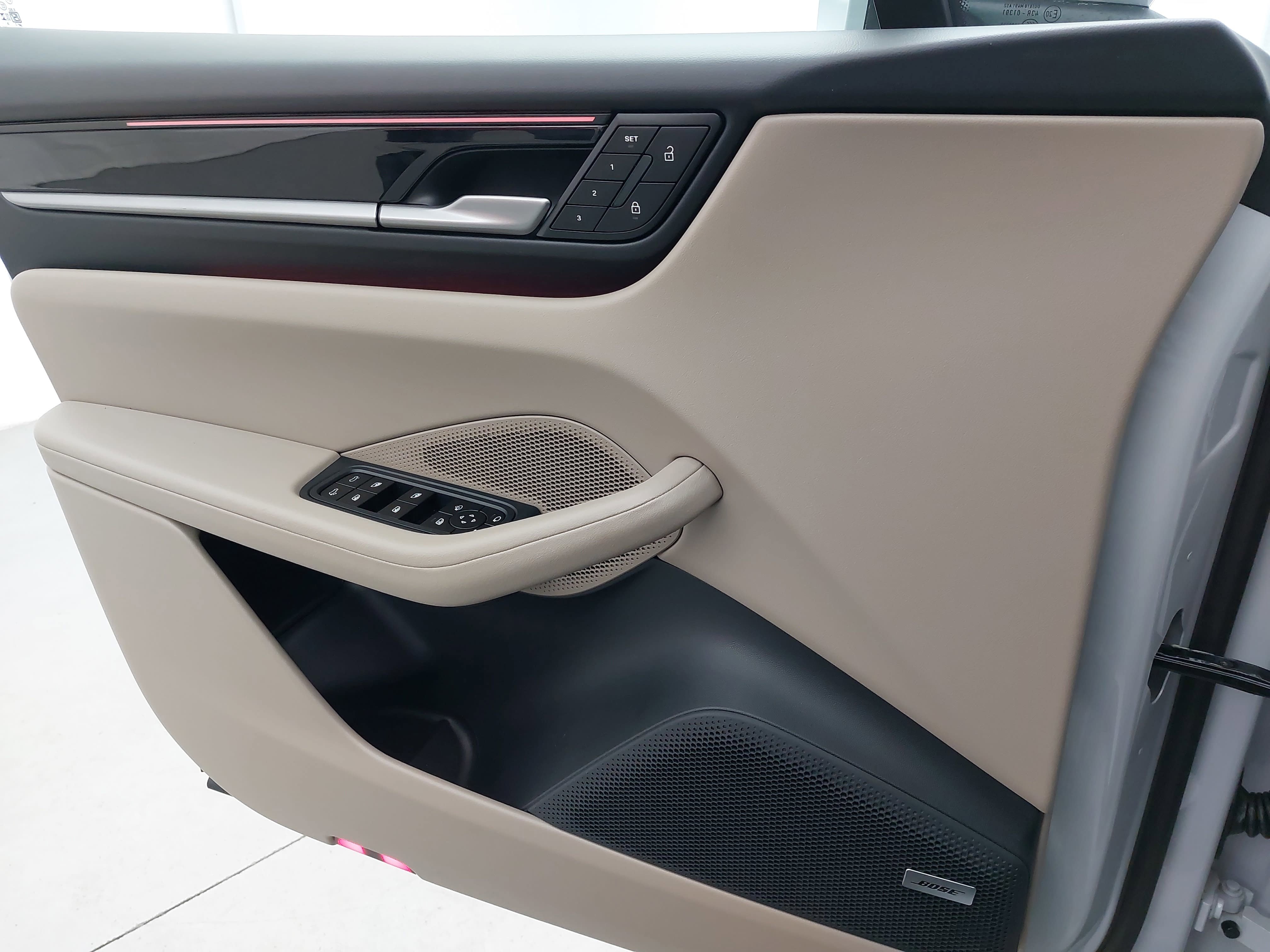Certified 2025 Porsche Macan Electric RWD image 29