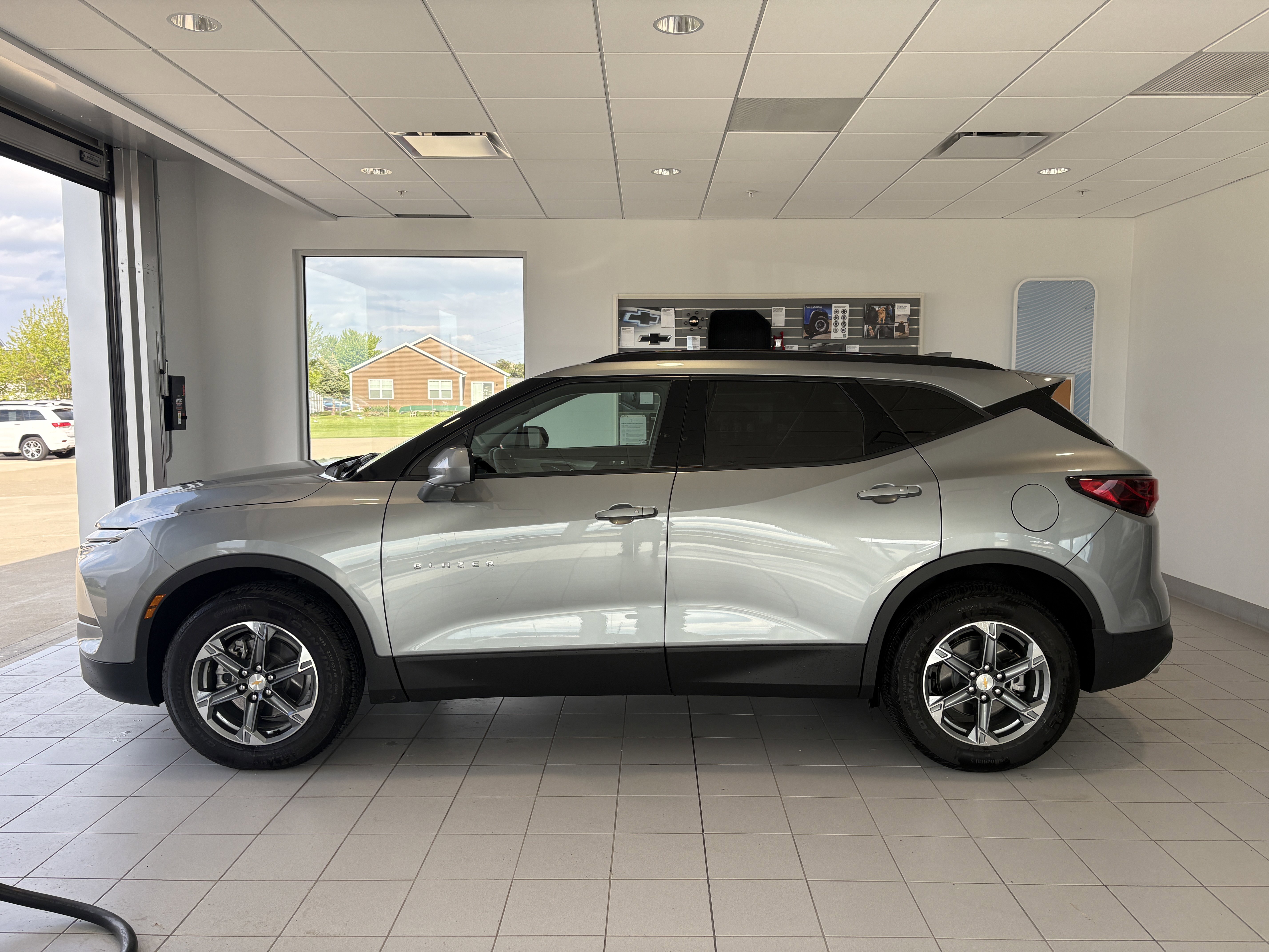 Used 2025 Chevrolet Blazer LT w/ Convenience Package FWD image 2