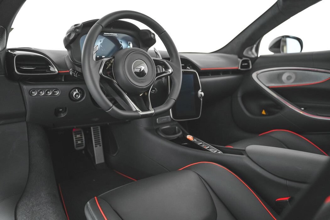 Used 2025 McLaren Artura Spider RWD image 9