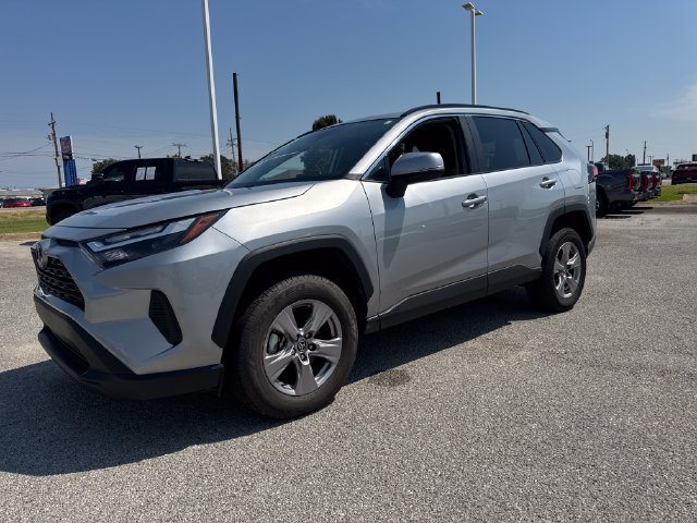 Used 2025 Toyota RAV4 XLE AWD/4WD image 2