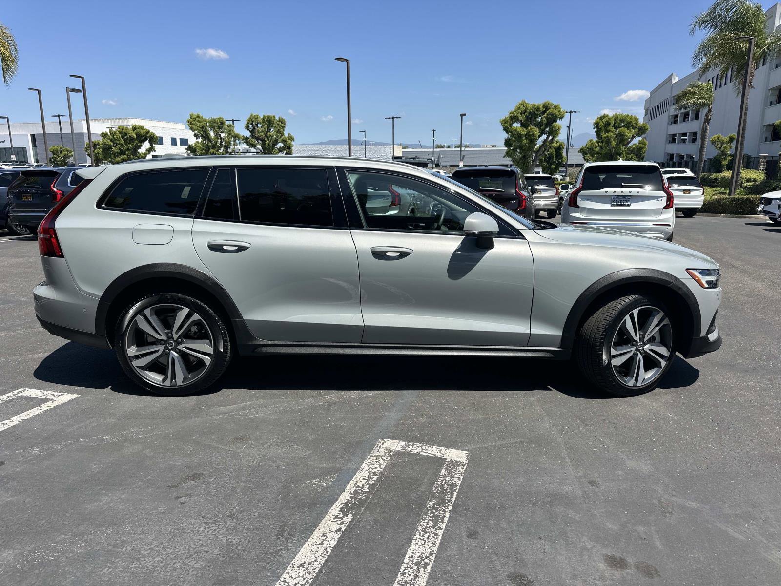 Used 2025 Volvo V60 B5 Cross Country Plus AWD/4WD image 8
