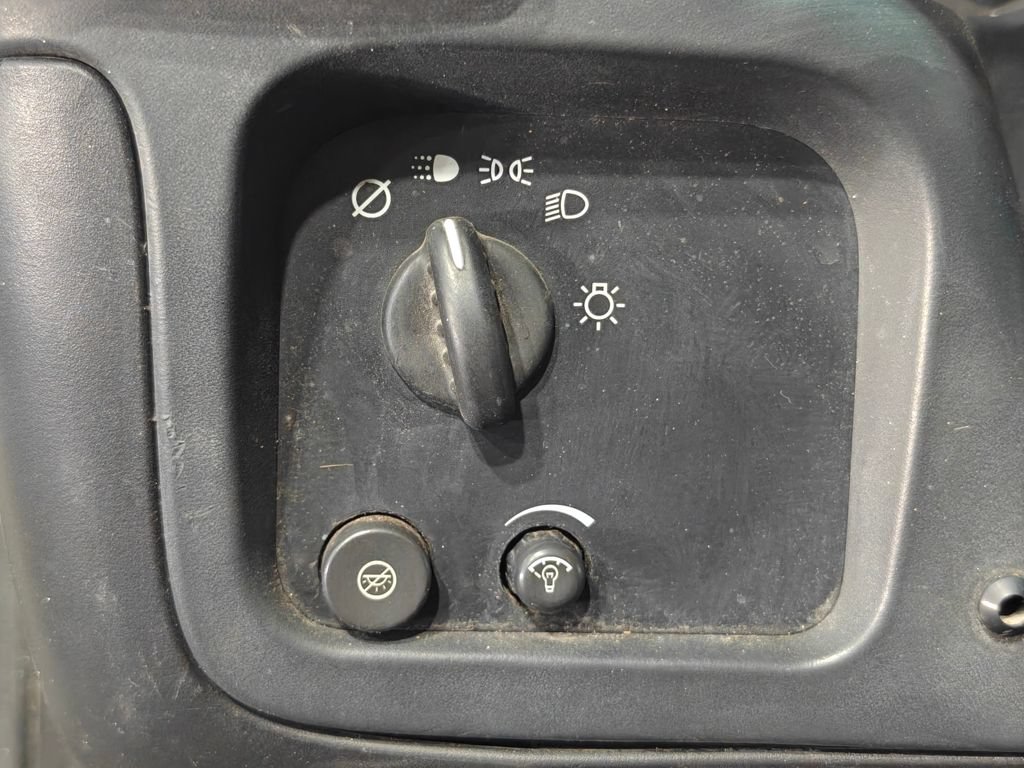 Used 2004 Chevrolet Express 3500 RWD image 7