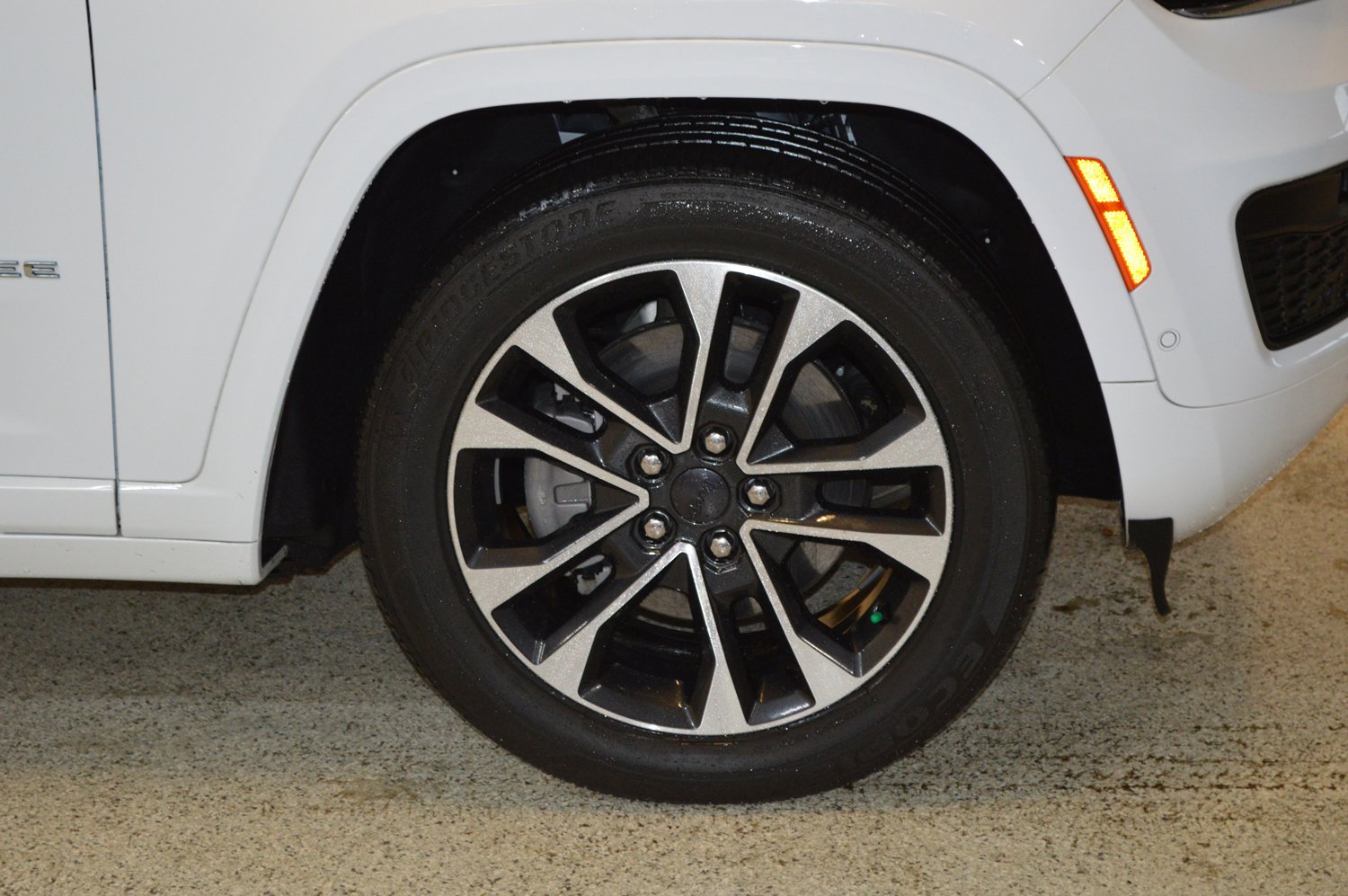 Used 2023 Jeep Grand Cherokee Overland w/ Advanced Protech Group III image 9