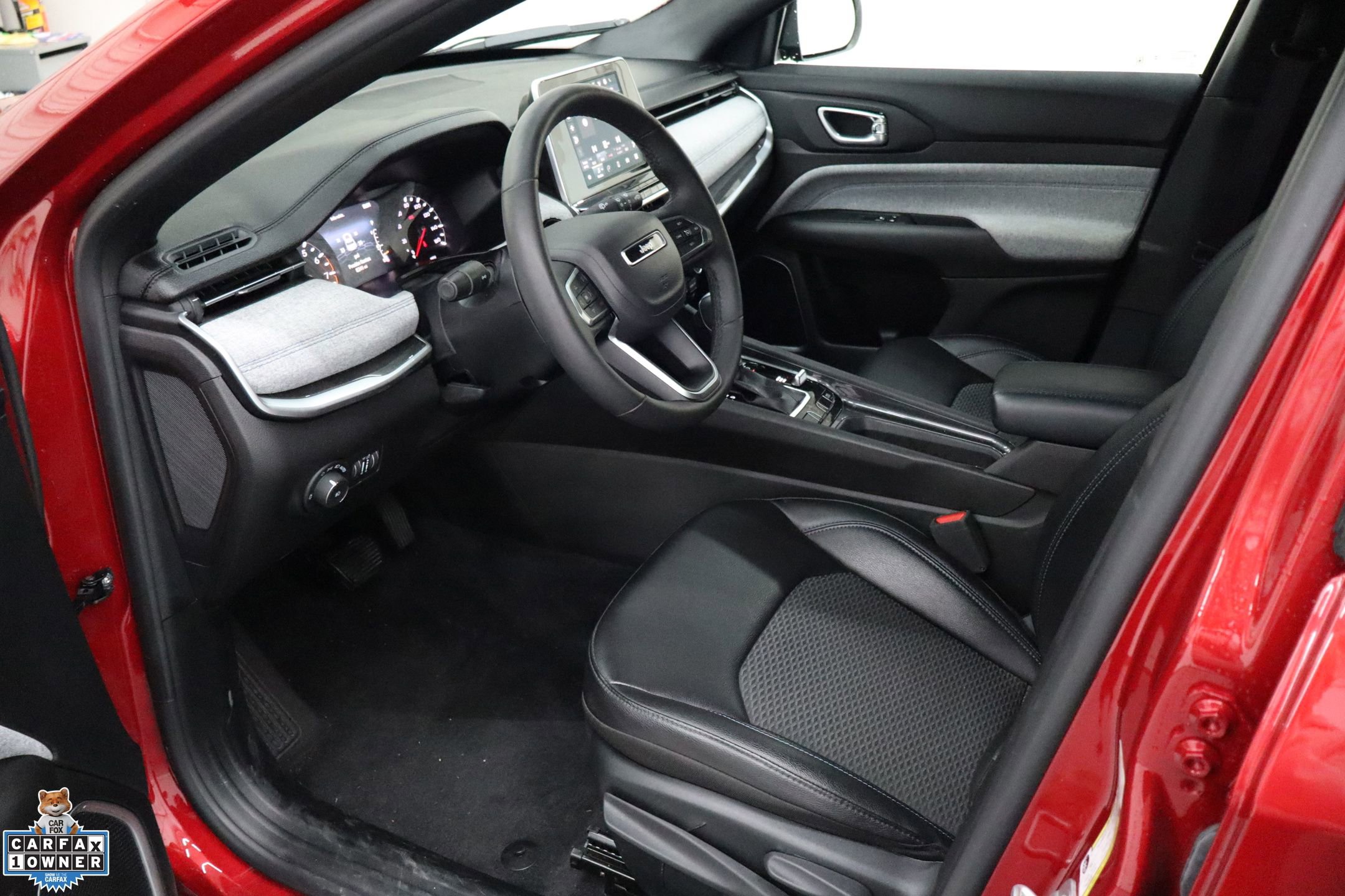 Used 2025 Jeep Compass Latitude image 24