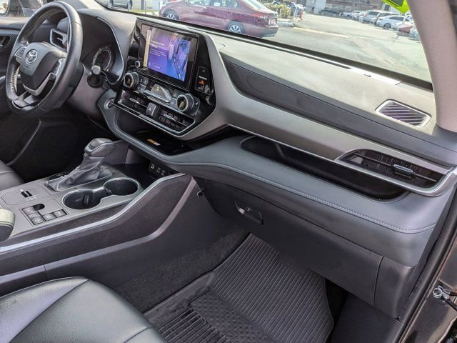 Used 2024 Toyota Highlander XLE AWD/4WD image 6