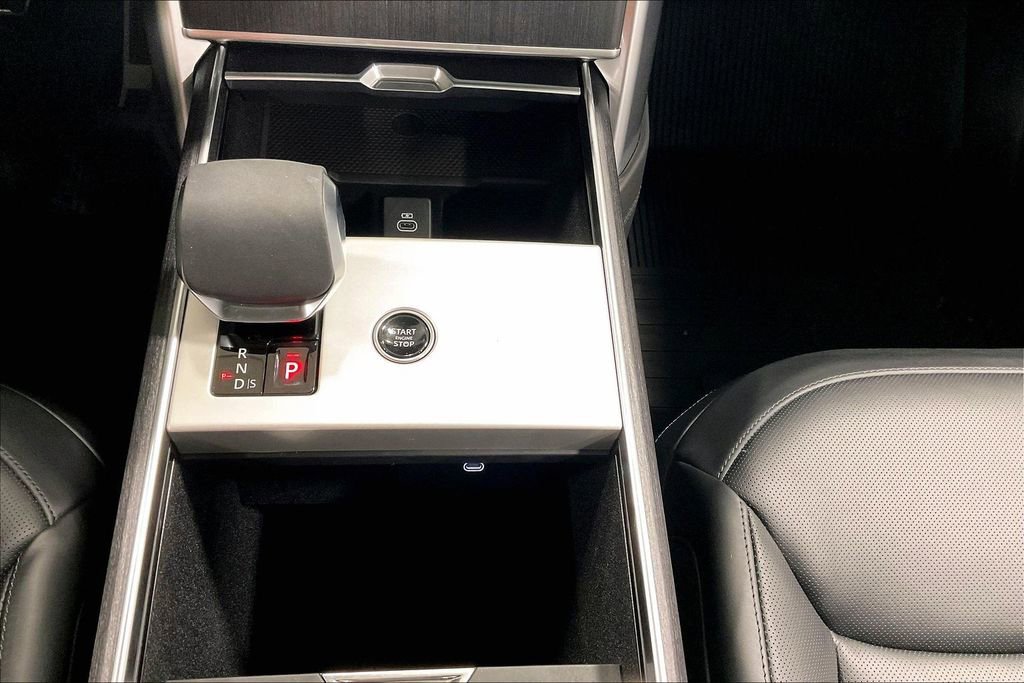 Used 2025 Land Rover Range Rover SE image 16