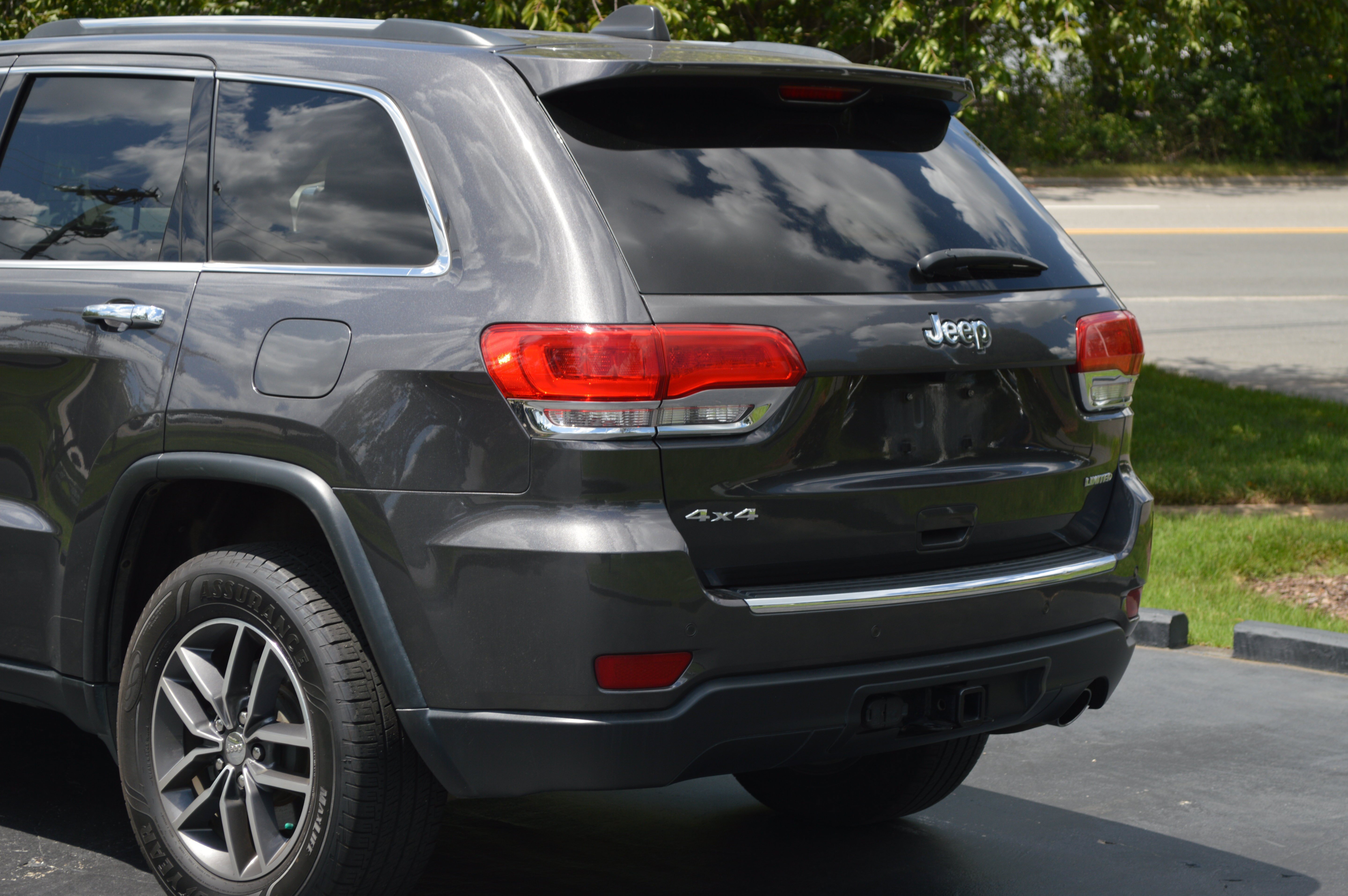 Used 2017 Jeep Grand Cherokee Limited w/ Luxury Group II AWD/4WD image 3
