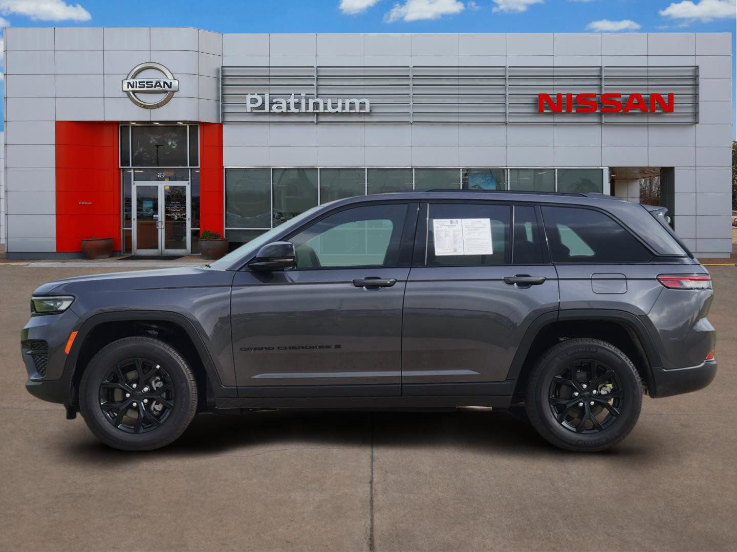 Used 2025 Jeep Grand Cherokee 4WD image 3